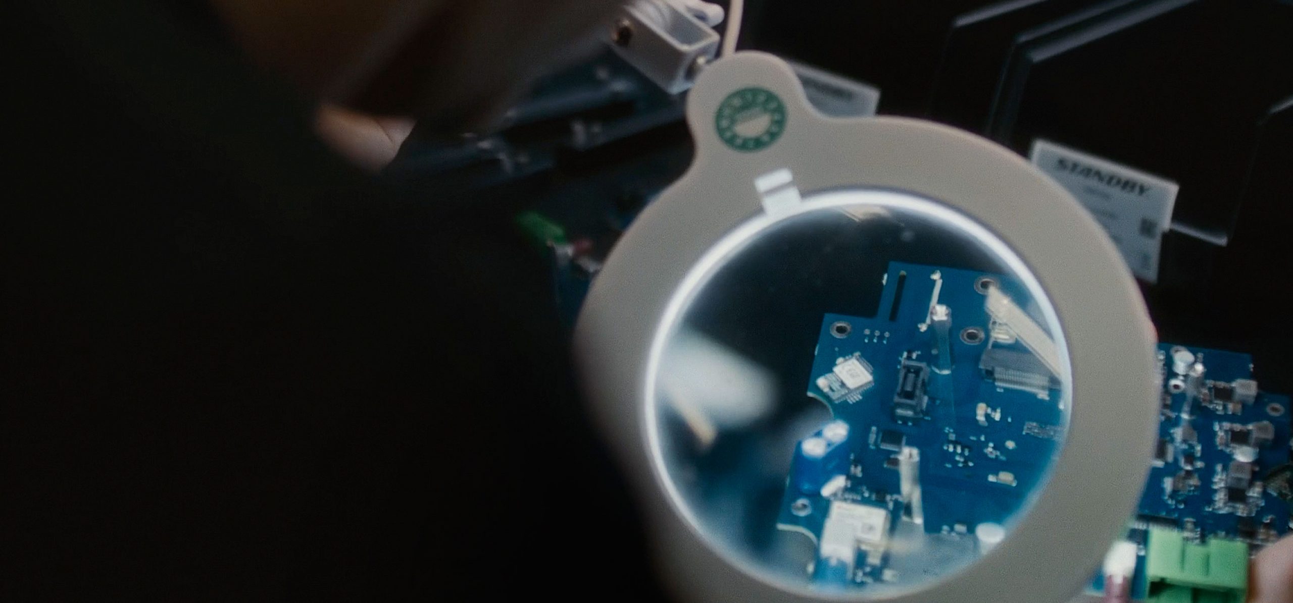 Vy över ett förstpringsglas där man ser ner på ett kretskort.