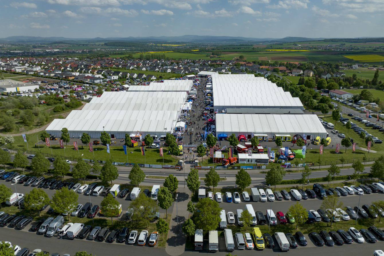 Flygbild över ett stort mässområde.