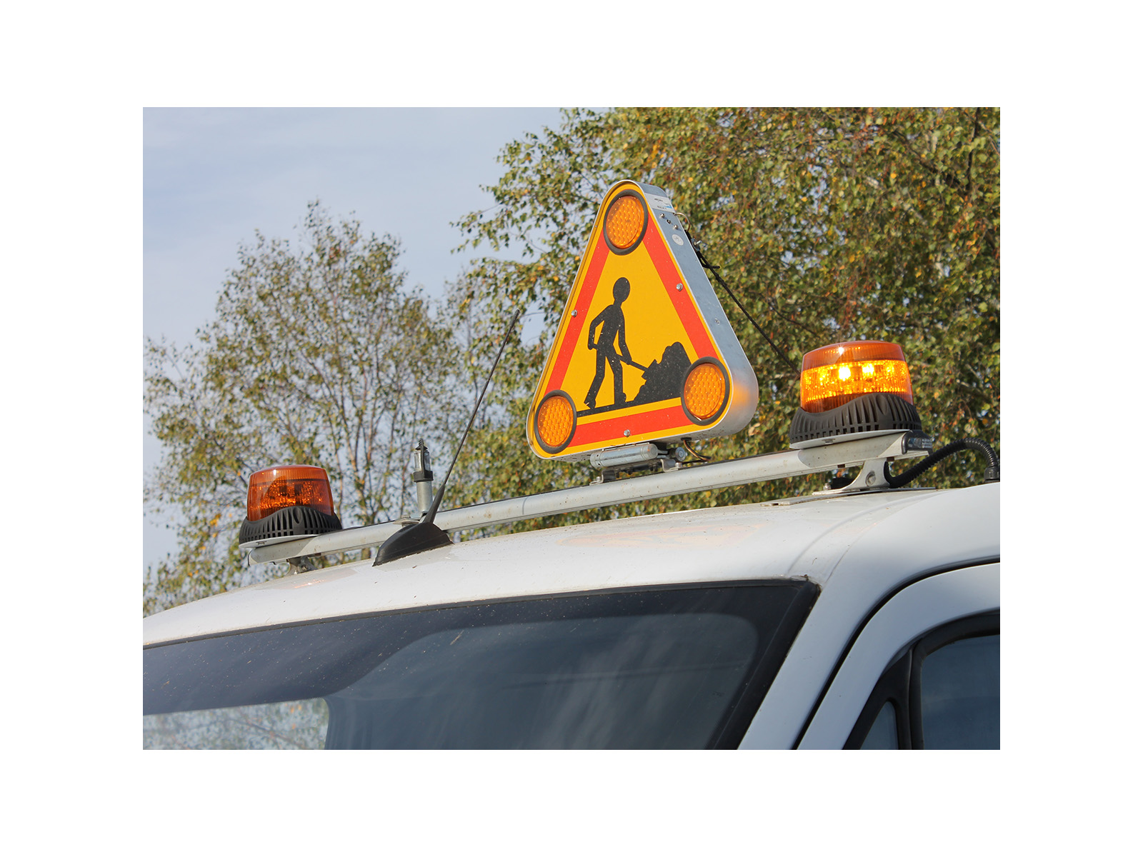 Barre de signalisation ECLAIR avec triangle relevage manuel et Gyroled Mercura M130 orange