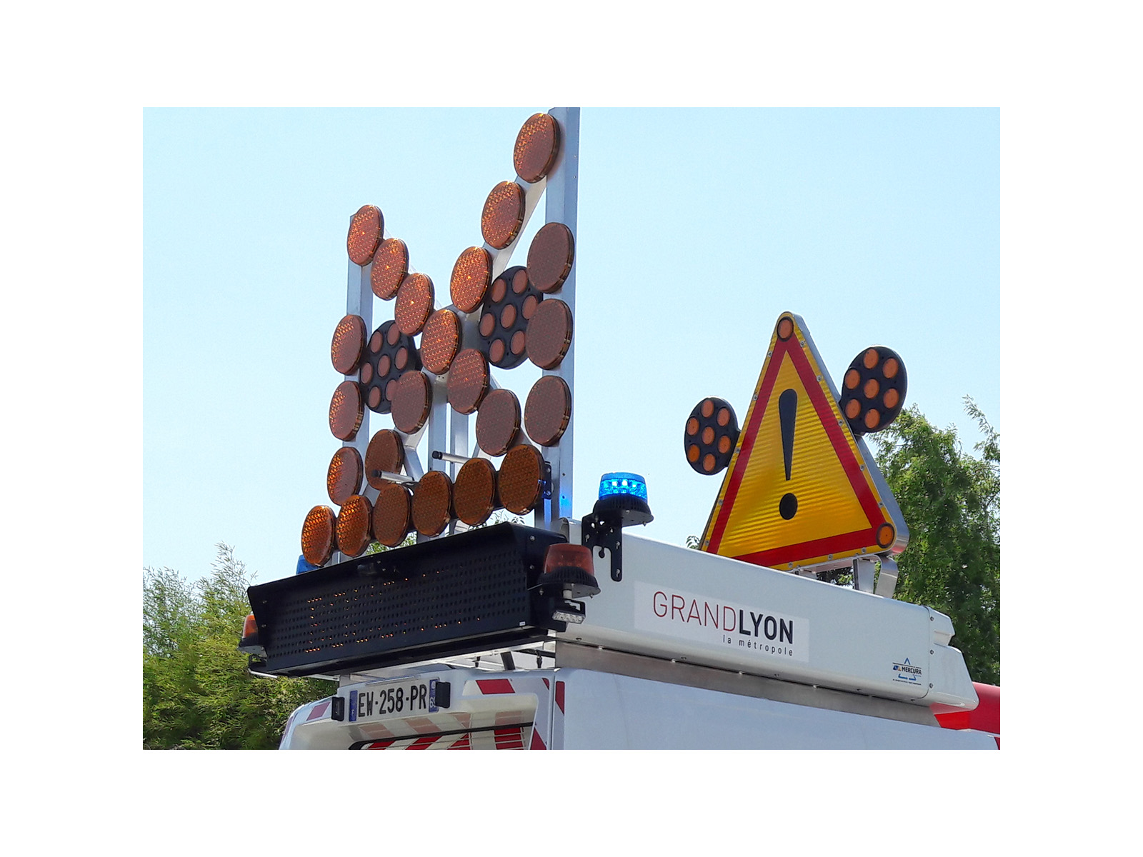 Ensemble de toit avec flèche et feux à LED avec triangle et gyrophare lumineux