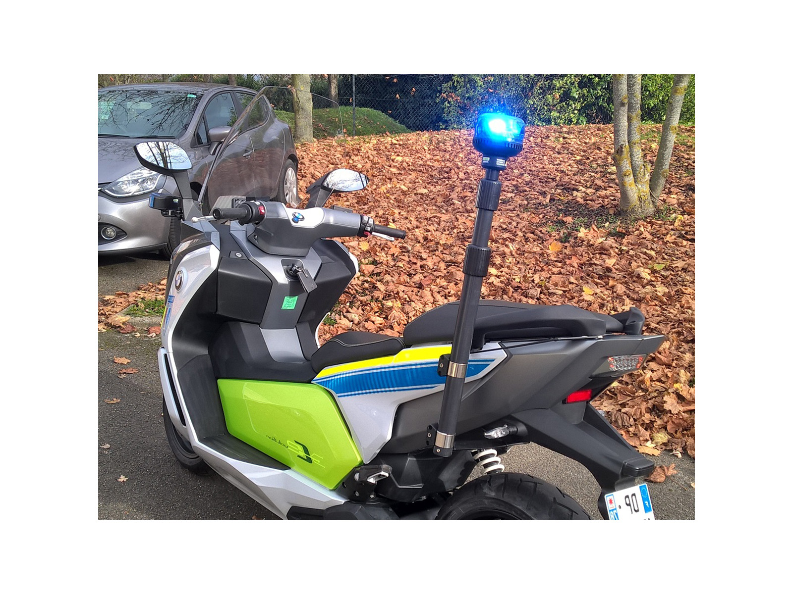 Gyrophare bleu Gyroled Mercura sur mât Scooter BMW PM Maxi Avenue